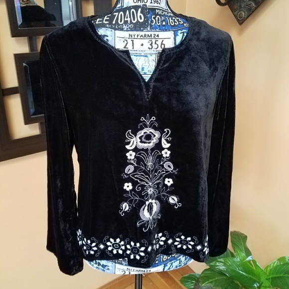 BLACK CRUSHED VELVET TOP WHITE FLORAL EMBROIDERY - Picture 2 of 8